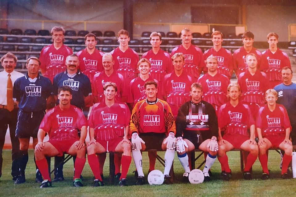 Die Bayernligatruppe der SpVgg Weiden in der Saison 1998/99 mit Abteilungsleiter Charly Aldermann, Trainer Reinhold Schlecht und seinem „Co“, dem Ende Dezember verstorbenen Alfred Kromp (mittlere Reihe von links).