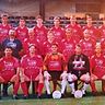 Die Bayernligatruppe der SpVgg Weiden in der Saison 1998/99 mit Abteilungsleiter Charly Aldermann, Trainer Reinhold Schlecht und seinem „Co“, dem Ende Dezember verstorbenen Alfred Kromp (mittlere Reihe von links).