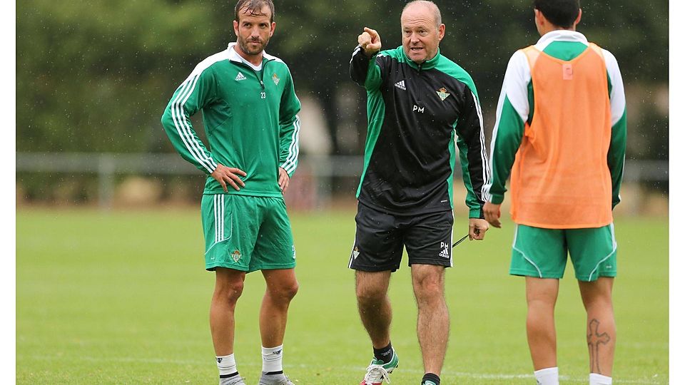 Hier geht?s lang: Betis-Coach Pepe Mel gibt seinem Taktgeber Rafael van der Vaart (links) im Trainingsspiel auf dem Nebenplatz des Friedrich-Moebus-Stadion die Richtung vor.	Foto: Dirk Waidner