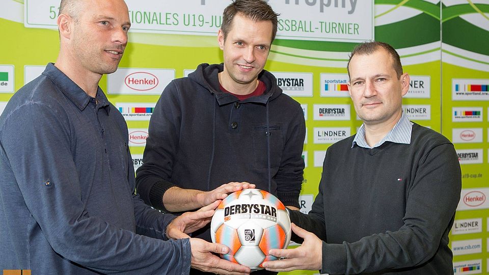 von links: Gladbachs Trainer Arie van Lent, Turnierorganisator Martin Meyer, Düsseldorfs Coach Sinisa Suker.  F: Christian Deutzmann