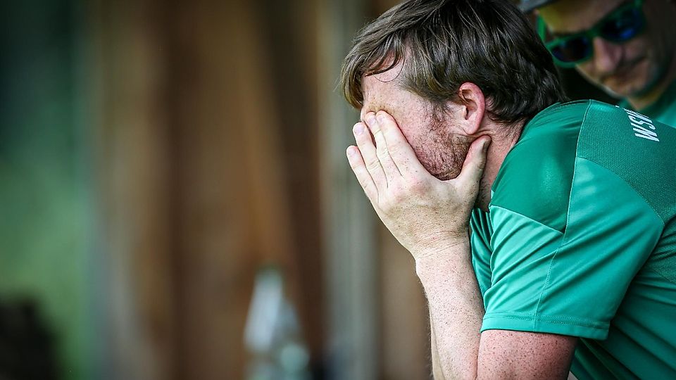 Besser nicht hinsehen: Josef Thiermeyer erlebt mit dem WSV einen rabenschwarzen Tag.