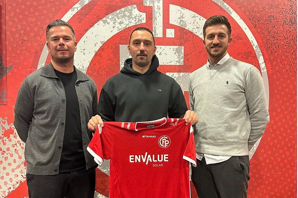 Stefan Kurz (li.) und Christian Wolf (re.) mit ihrem neuen Co-Spielertrainer Philipp Knochner