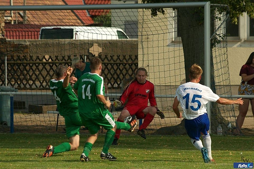 Der Aufsteiger forderte die Jungs aus Wermsdorf bis zum Abpfiff. Mit 3:2 konnten die Platzherren trotzdem die Punkte daheim behalten. Der Aufsteiger forderte die Jungs aus Wermsdorf bis zum Abpfiff. Mit 3:2 konnten die Platzherren trotzdem die Punkte daheim behalten.