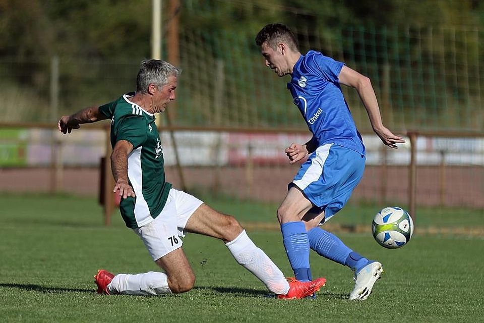 Eine klare Angelegenheit: Jonas Selbert (rechts) und der SV Leiselheim lassen der TuS Weinsheim, hier mit Thomas Burg, keine Chance.	