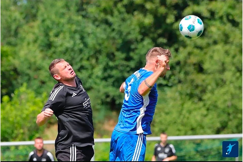 Pascal Schröder li. SV Frauenberg zweiter Sieger im Kopfballduell mit Kai Karamouzas re SSV Weilerswist Pascal Schröder li. SV Frauenberg zweiter Sieger im Kopfballduell mit Kai Karamouzas re SSV Weilerswist
