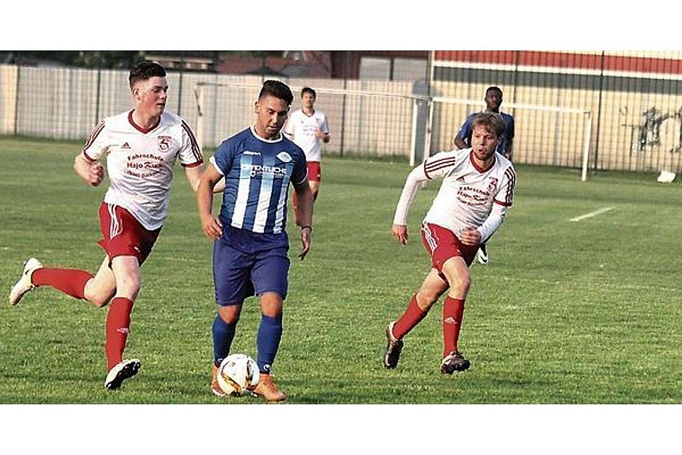 Setzten sich verdient mit 4:2 durch: Die Bockhorner (rot-weiße Trikots) besiegten den VfB Oldenburg II. Müller-Düring Setzten sich verdient mit 4:2 durch: Die Bockhorner (rot-weiße Trikots) besiegten den VfB Oldenburg II. Müller-Düring