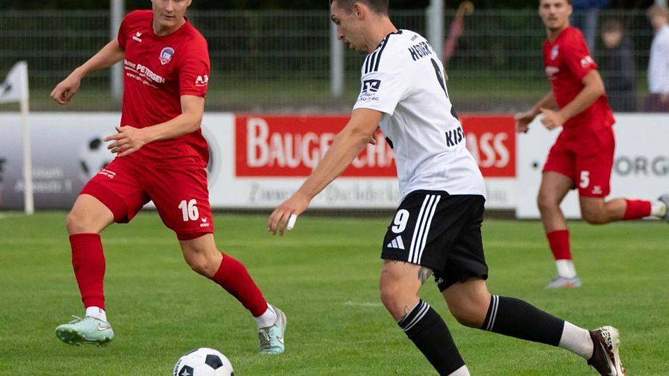 Tom Schäpler (TSB Flensburg) gegen Mika Kieselbach (Heider SV).