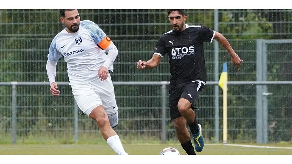 Auf den TSV Bicken und Kapitän Fatih Yilmaz (l., hier im Duell mit dem Braunfelser Ismail Besun) wartet am Sonntag ein dicker Brocken: Der verlustpunktfreie FC Amedspor gastiert beim noch ungeschlagen TSV. © Isabel Althof
