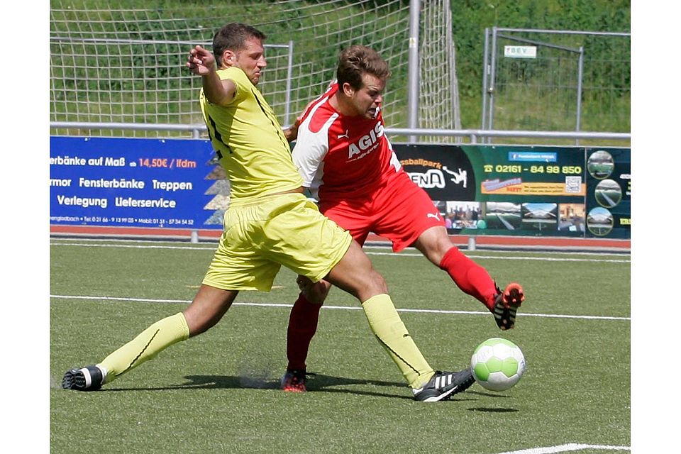 F: Tom Ostermann  Jan Ballis (rot,1.FC Viersen) im Zweikampf mit André Kuhlen (gelb,SpVg. Odenkirchen)