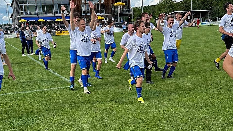 Nach dem Schlusspfiff gegen den TSV Gilching II liefen die Aicher Kicker jubelnd in Richtung ihrer Fans.