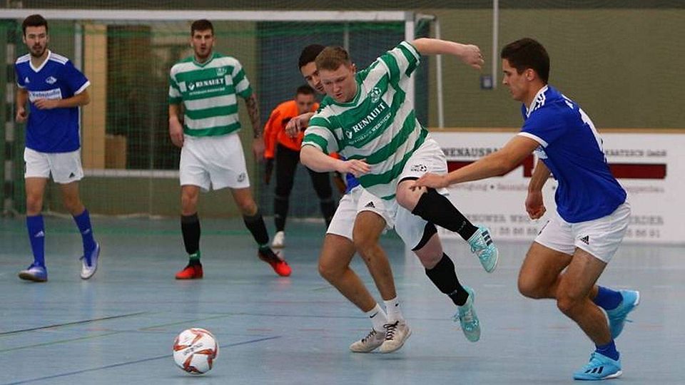 Abgehoben: Der Alt Ruppiner Dominique Sommer (gestreiftes Trikot) setzte sich gegen das Team der Sportfreunde Nakkel II in Szene. Calvin Hahn (rechts) konnte der Dynamik des Gegenspielers nichts entgegensetzen.