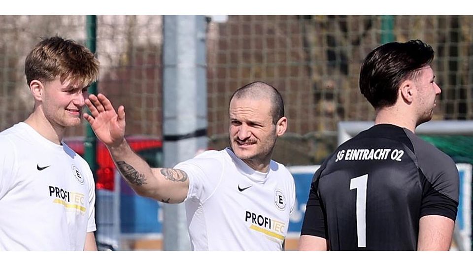 Eintracht-Routinier Sebastian Baumann (rechts) winkt in Richtung des zuletzt verletzten Leo Blenske, der allerdings schneller als gedacht zurück im Kader sein könnte.	Foto: Mario Luge