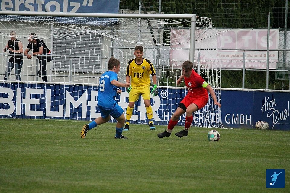 Chams Florian Weingärtner (re.) hatte gegen Kötzting kurz vor Spielende das 2:0 am Fuß. 