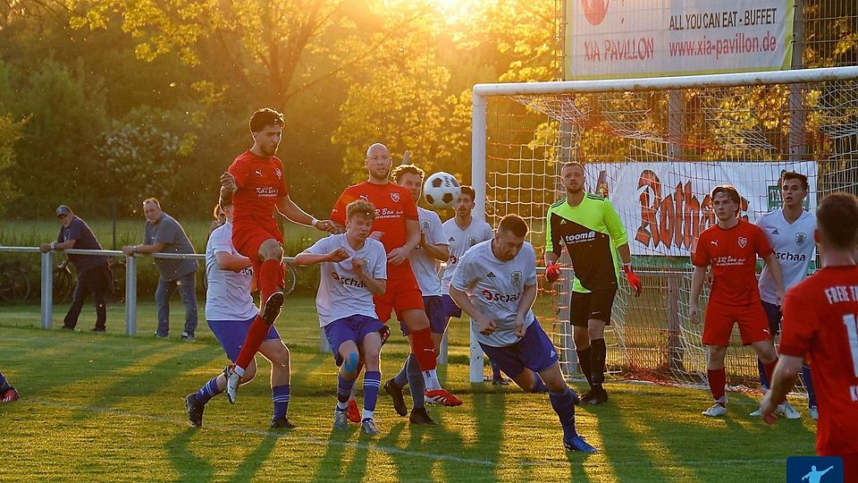 Im April im Finale, jetzt in der ersten Runde Gegner: Die SG Tairnbach (weiß) und die FT Kirchheim.