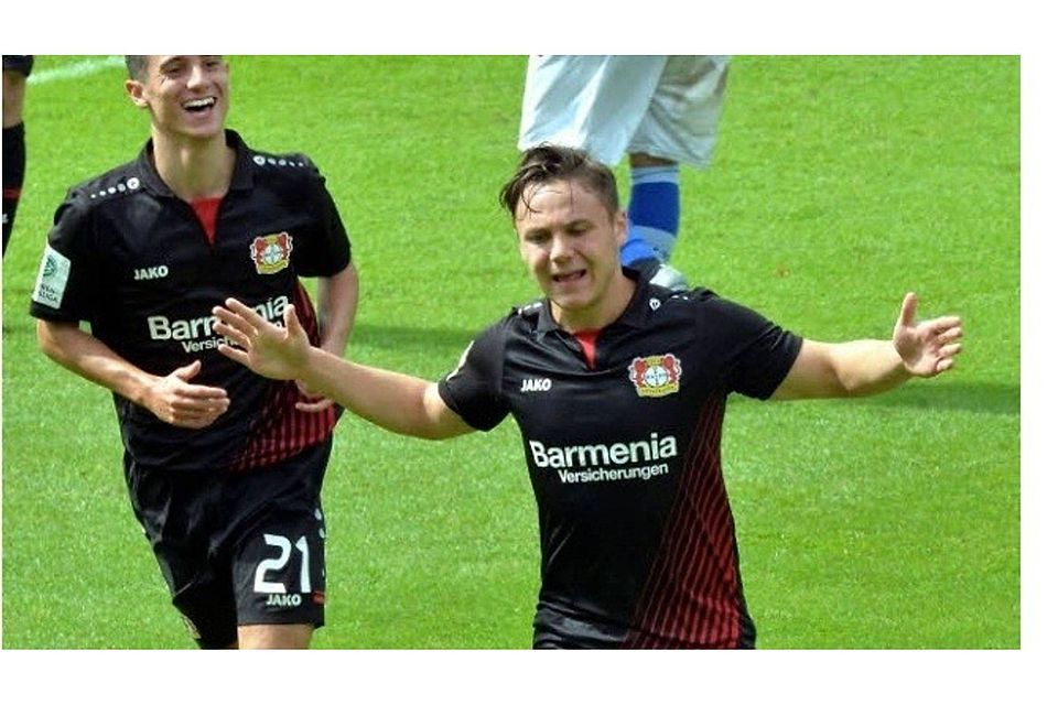 Ömer Tokac (r.) jubelt über seinen Treffer für die Leverkusener U 19.