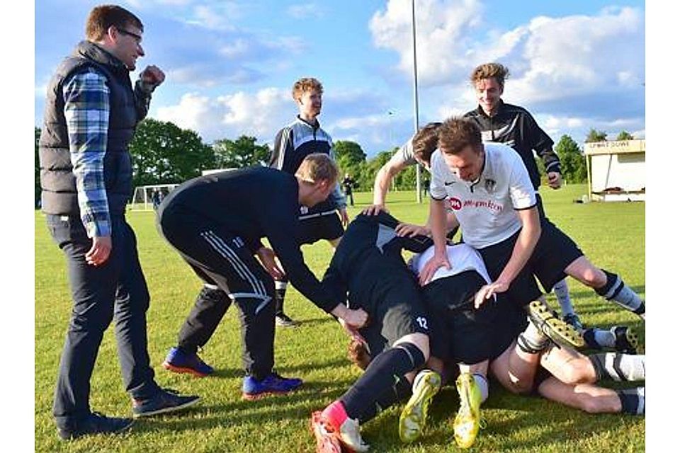 Die Kreisliga-Fußballer des SV Gehlenberg (in Weiß-Schwarz) haben durch einen 2:0-Heimsieg gegen den SV Bethen am letzten Spieltag  den Klassenerhalt geschafft. Björn Lichtfuß