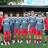 Fußball; Saison 2026/27; Bezirksliga; SV Raisting; von links Co-Trainer Hans Selberdinger, Abteilungsleiter Simon Kölbl, Simon Holzinger, Lukas Baierl, David Stowasser, Elias Oulachguer, Johannes Mayr, Elias Ahl, Trainer Peter Bootz.