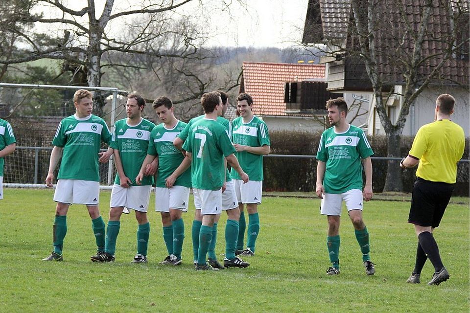 F: Gerhard Reidt Steht die Mauer von Zella/Loshausen (grüne Trikots) auch gegen Meister TuSpo Obergrenzebach sicher?