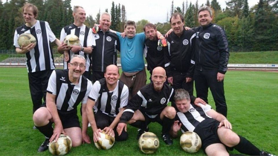 Die Trainer Frank-Martin Sünkel (hinten rechts) und Thomas Mertin (hinten, Dritter v. l.) und ihr Inklusionsteam freuen sich auf das Fußballspiel gegen den FC Landtag am 14. Oktober im Geisweider Hofbach-Stadion. Foto: privat