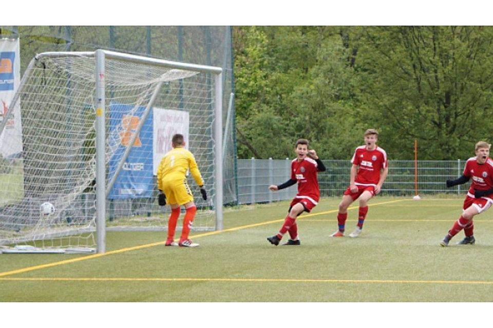 ASV-Kapitän Simon Meindl (2.v.l.) ballte die Faust beim zwischenzeitlichen 2:1, als er den Ball per Kopf in die Maschen „streichelte“. Foto: Frank.