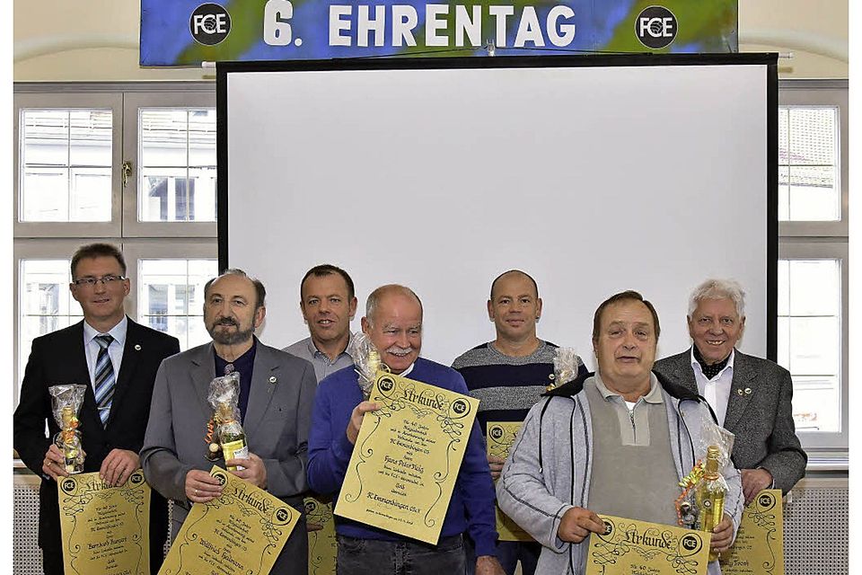 Für 40-jährige Vereinstreue wurden  beim FCE-Ehrentag  Bernhard Burgert, Wilfried Heilmann, Michael Meier, Hans Peter Fleig, Uwe Meier, Siegmund Bührer und Willy Trost geehrt (von links).   | Foto: Dieter Erggelet