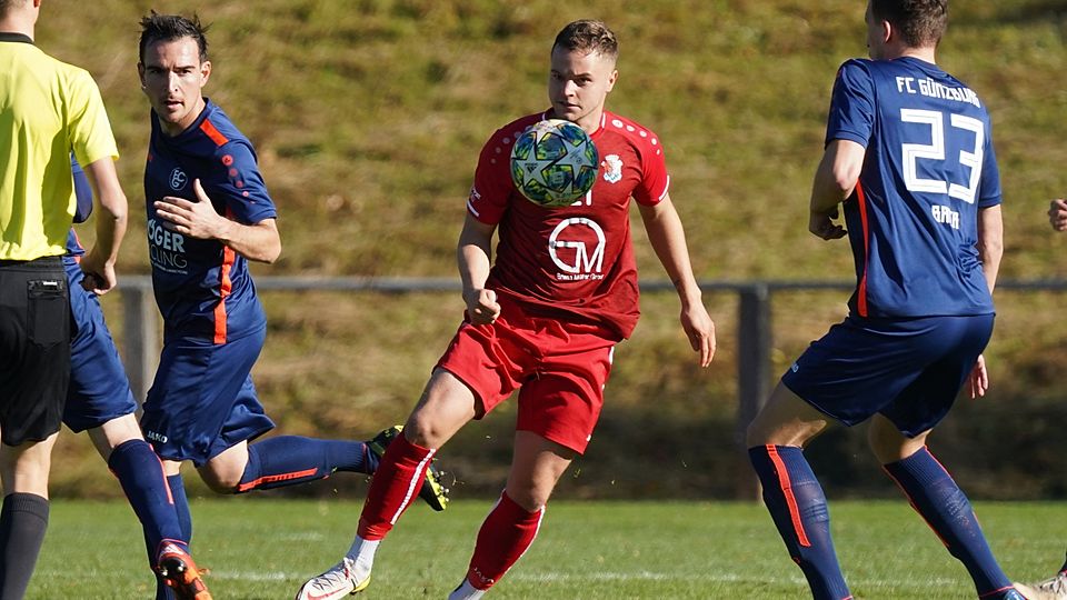 Wertingens Marcel Mayr (Mitte) hat sich in der Vorbereitung warmgeschossen und will jetzt auch gegen den FC Günzburg treffen.