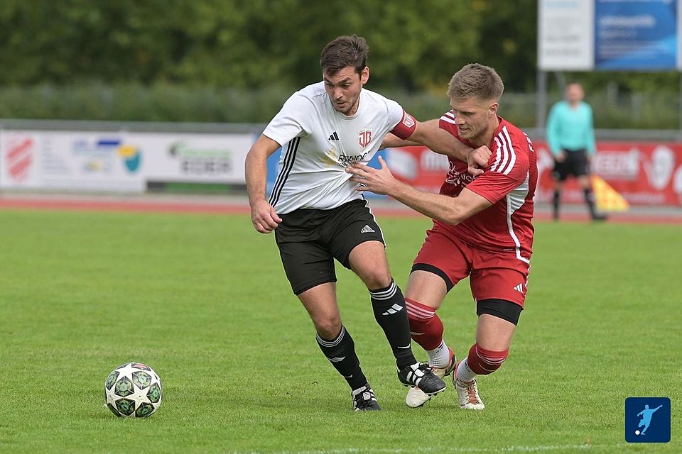 Der FSV Landau (in rot) hat das Topspiel der Kreisliga Isar-Rott knapp für sich entschieden.