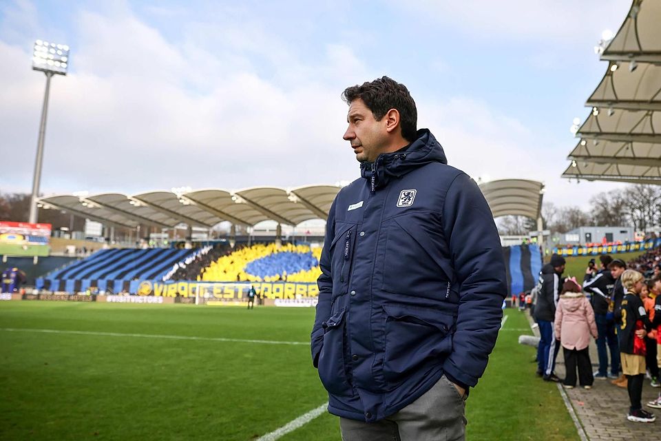 Ein Fußballtrainer steht im Fußballstadion.