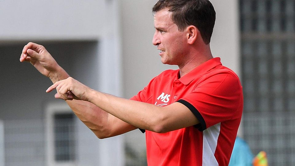 Führt mit seinem Team die Tabelle der Staffel drei an: Birkesdorf-Trainer Marius Schinke.