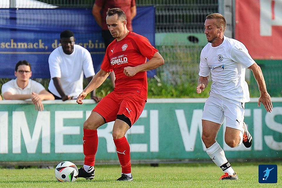 Mit dem Gastspiel bei der DJK Neßlbach startet Herbstmeister SpVgg Plattling (links Co-Spielertrainer Johannes Wittenzellner) in die Rückrunde.