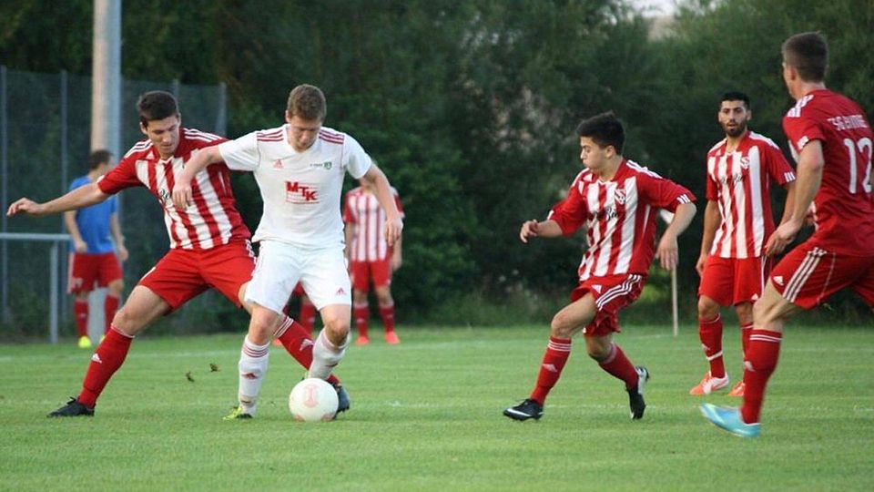 Allein unter "Roten": Die TSG Ehingen (rot) spielte sowohl wie hier gegen Kirchen als auch zuvor gegen Herbertshofen stark auf - und schoss sich auch ein wenig den Frust über das Aus im WFV-Pokal von der Seele.