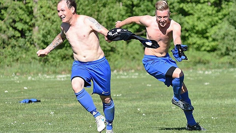 Beim 2:0-Treffer von Michael Kronburger (links) in der Nachspielzeit gab es kein Halten mehr: Nico Weigel (rechts) und die anderen Spieler der Eintracht T.R.B. ließen ihrer Freude über den Aufstieg und den Titel freien Lauf.  Foto: Szilvia Izsó