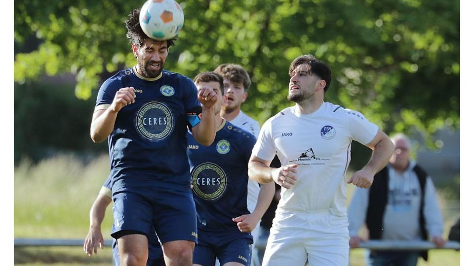 Meisterschaft perfekt: Der SV Hummetroth II (links Ehsan Shahkhel) ist nach dem 1:0-Erfolg gegen die FSV Erbach (Erbay Beyaz) nicht mehr von Platz eins zu verdrängen.	Foto: Herbert Krämer