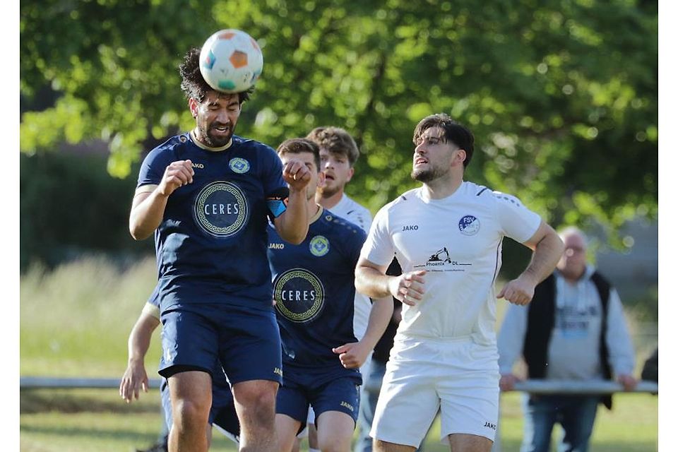 Meisterschaft perfekt: Der SV Hummetroth II (links Ehsan Shahkhel) ist nach dem 1:0-Erfolg gegen die FSV Erbach (Erbay Beyaz) nicht mehr von Platz eins zu verdrängen.	Foto: Herbert Krämer