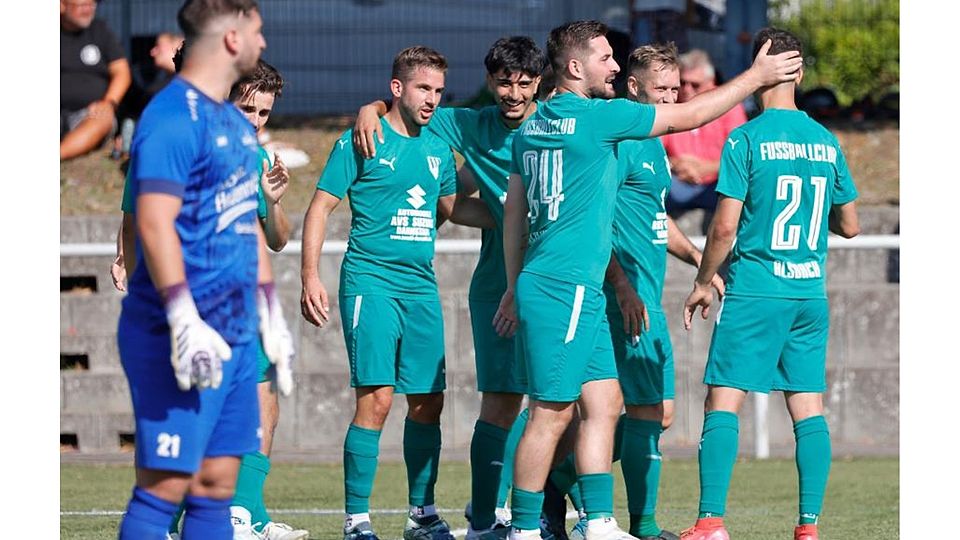 Viererpack: Yanis Wanitschek (links), der hier von seinen Teamkameraden gefeiert wird, führte den FC Alsbach mit vier Treffern zum ersten Saisonsieg in der Fußball-Gruppenliga. Letztlich hieß es 5:1 gegen die SKV Büttelborn.	Foto: Peter Henrich (HEN-FOTO)