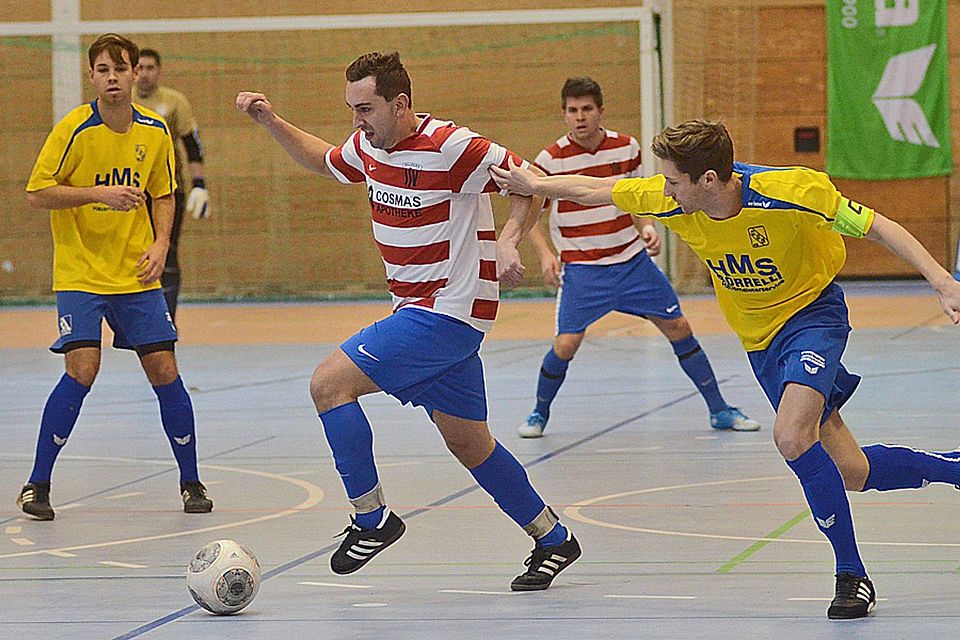 Der Kissinger SC - links Jonas Gottwald, rechts Fabian Wrba - gehen als Titelverteidiger in den Volkswagen-Zentrum-Augsburg-Cup am Sonntag. Der Herbstmeister der Bezirksliga Süd hat sich auch in diesem Jahr einiges vorgenommen.  Foto: Peter Kleist