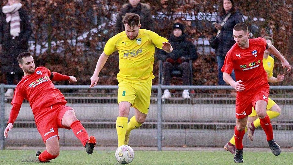 Krenar Svirca (Inter Türkspor Kiel) versucht, Maurice Knutzen (SVE Comet Kiel) zu stoppen.