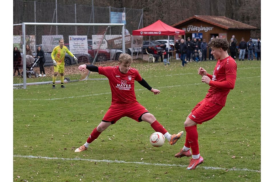 Lang machen für Ballgewinne: Aßling mit Andreas Hackenberg (li.) und Maximilian Kling gastiert in Tattenhausen.