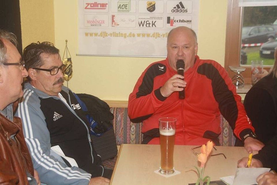 Bereits von 2011 bis 2013 war Fuhrmann (am Mikro) Trainer bei den Kreisstädtern. Diese Szene stammt aus der Pressekonferenz nach dem Derby gegen Vilzing am 29. September 2012.