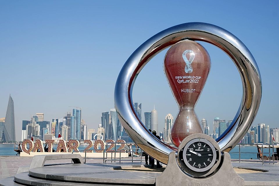 Der Countdown läuft: Am Sonntag beginnt in Katar die höchst umstrittene Fußball-WM.