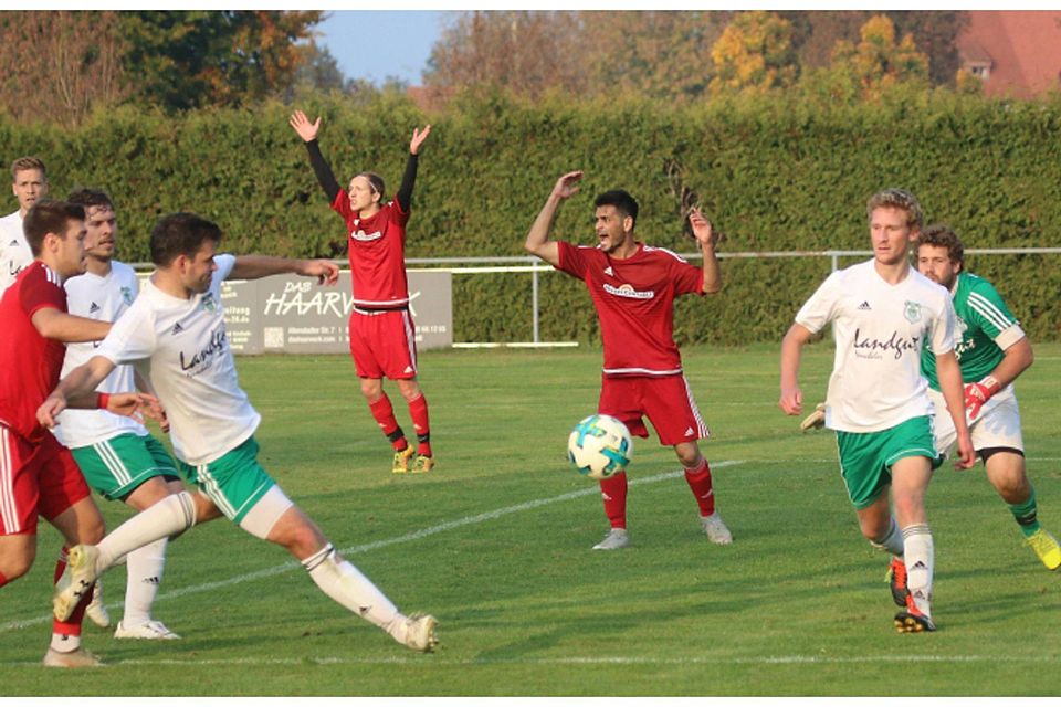 Wildes Reklamieren und Gestikulieren: In Derbys ist das oft angesagt. Hoch her ging es in den vergangenen Spielzeiten zumeist zwischen dem TSV Peiting (rote Trikots) und dem TSV Altenstadt. Das Bild entstand beim 1:0-Heimsieg der Altenstadter im Oktober vergangenen Jahres. Halmel