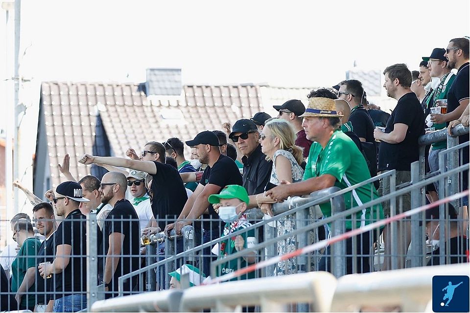 Schweinfurter Fans auf Stehplätzen beim Relegations-Rückspiel in Havelse. In Bayern dürfen ab sofort Zuschauer auch wieder stehen, aber nur 100.