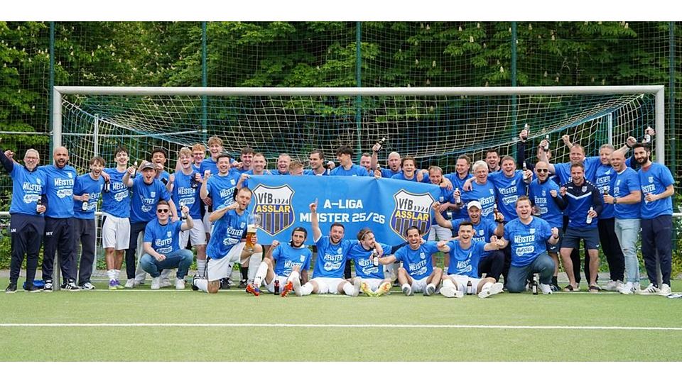 Meister der Fußball-A-Liga Wetzlar und Aufsteiger in die KOL West: Die Mannschaft des VfB Aßlar jubelt über Platz eins in der abgelaufenen Runde. © Isabel Althof