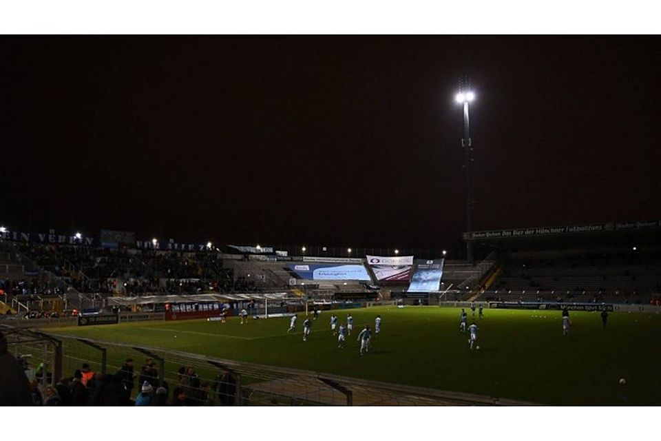 Trotz großer Bemühungen ging nach dem Stromausfall im Grünwalder Stadion nicht mehr viel. So musste die Partie ganz abgeblasen werden. F: Leifer