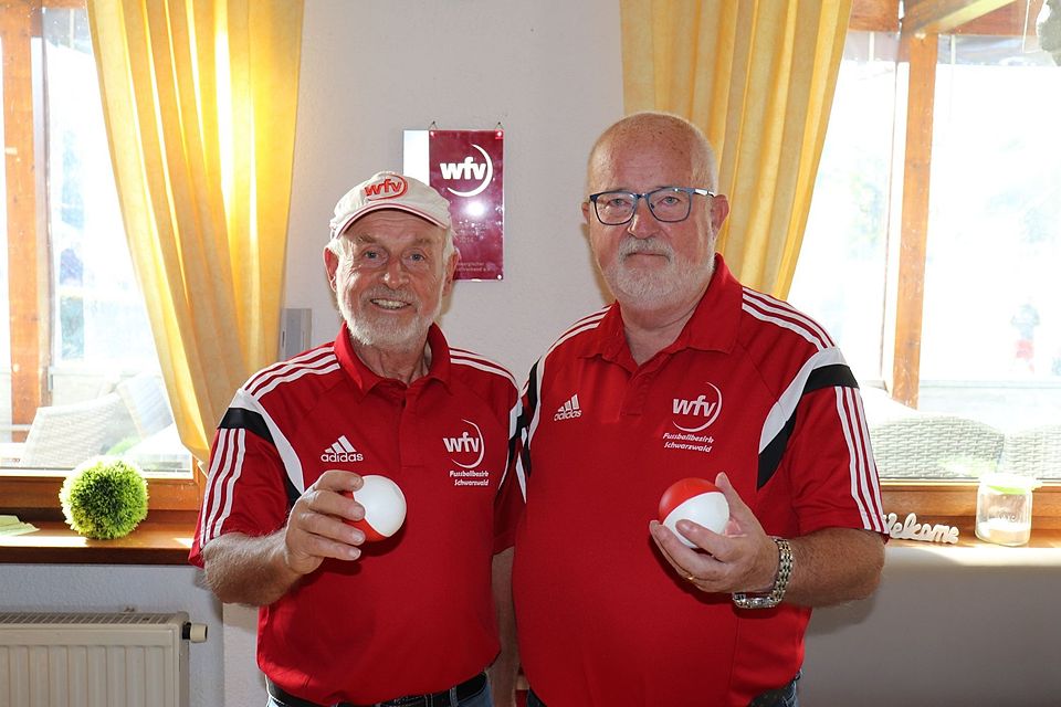 Bezirkspokalspielleiter Willi Herzog (links) mit „Losfee“ und Ehrenstaffelleiter Wilfried Waibel losten die Pokalrunden aus. 