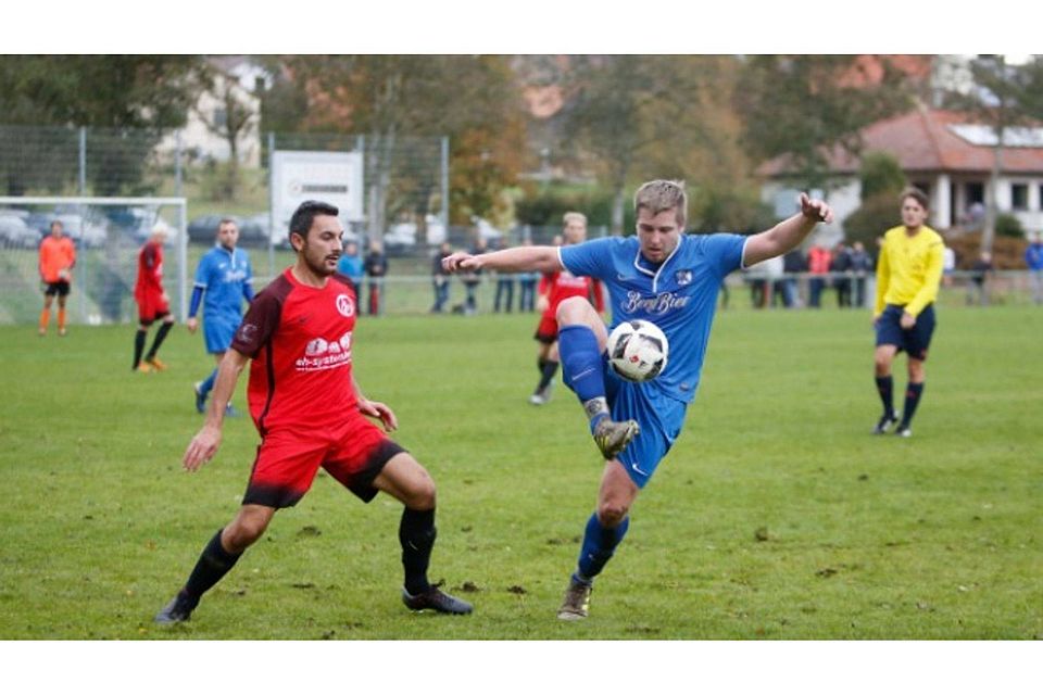 Bezirksligist SG Altheim (blau) bezwang den FC Krauchenwies 2:1 und feierte den fünften Sieg im neunten Spiel.  Herbert Geiger