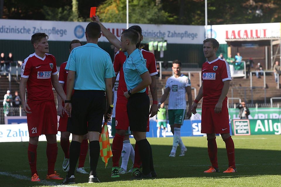Schlüsselszene der Partie: Schiedsrichter Nikolai Kimmeyer zeigt Sebastian Schmidt die Gelb-Rote Karte.	Foto: Andreas Schlichter