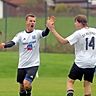 Spieler des Tages: Bernhard Kurz (l.) sorgt mit seinen zwei Treffern für den Erfolg. Hier klatscht ihn Jakob Steffl ab.