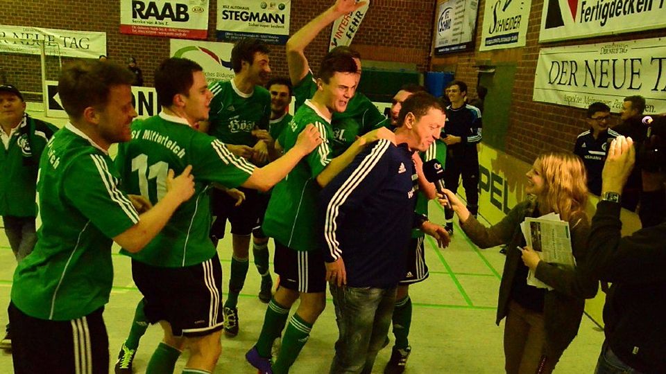 Große Freude um Coach Markus Siller. Seine Jungs feiern ausgiebig den Medienhaus-Cup-Gewinn 2013.F: Werner Franken