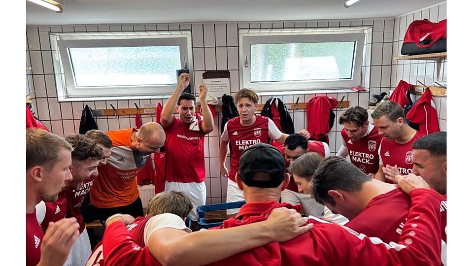 Die Spieler des SV Hallgarten machen sich vor dem Spiel gegen den SV Johannisberg in der Kabine heiß.	Foto: Alexander Much